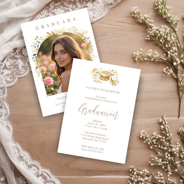 Exquisite Beige Graduate Cap Floral Arch Photo Inbjudningar (Exquisite Graduate Cap in Beige Tones Graduation Invitation Card Design in Spanish with Front Photo.)
