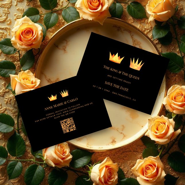 Exquisite Golden Effect Queen & King Royal Crowns Spara Datumet (Exquisite Golden Effect Queen & King Royal Crowns Save the Date Cards on Black Background. )