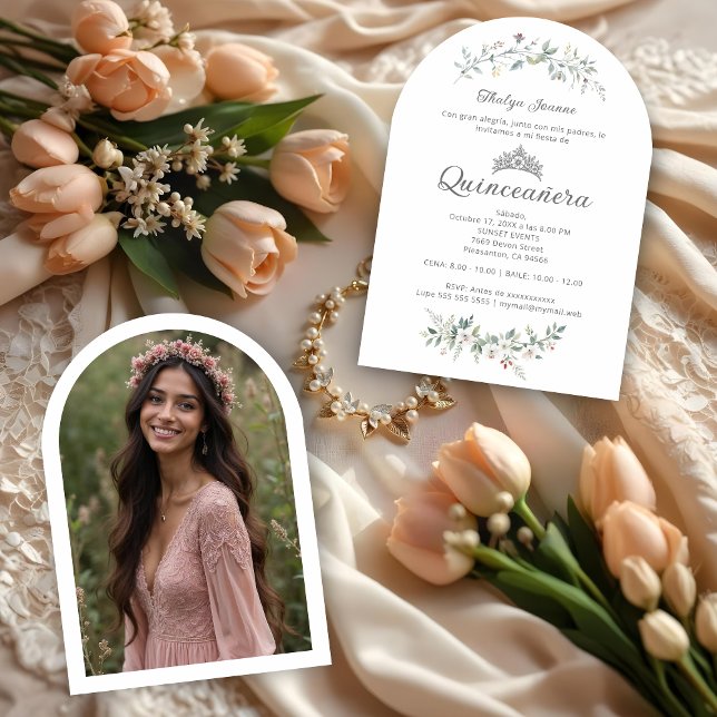 Exquisite Romantic Minimal Spring Floral Tiara XVs Inbjudningar (Exquisite Romantic Minimalist Spring Floral Bouquet Quinceañera Spanish Invitations Cards.)