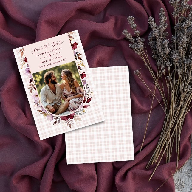 Exquisite Spring Burgundy Floral Arch Wedding Spara Datumet (Exquisite Romantic Burgundy Floral Arch Wedding Save the Date Design with Pastel Tartan Back. )