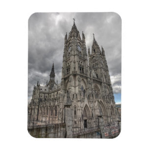 Exteriör av basilikan i Quito, Ecuador Magnet
