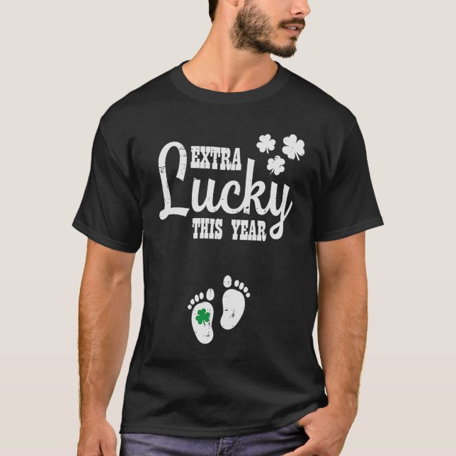 Extra Lucky i år St Patricks Gravid Announ T Shirt (Framsida)
