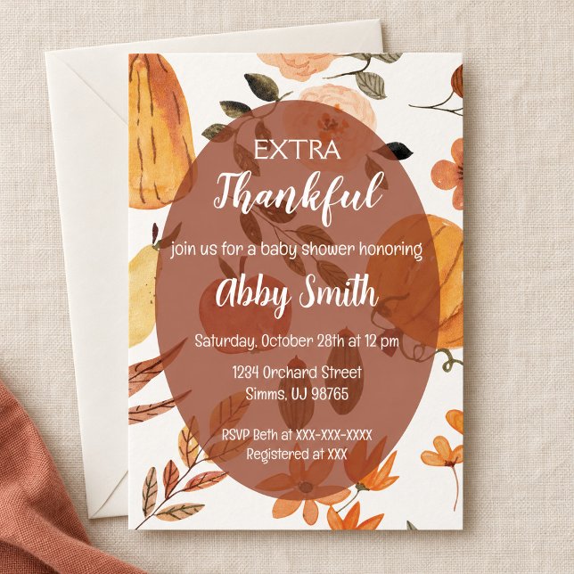 Extra Tacksam Höst Pumpa Bebis Shower Inbjudan (Extra Thankful Fall Pumpkin Baby Shower Invitation — centered front view)