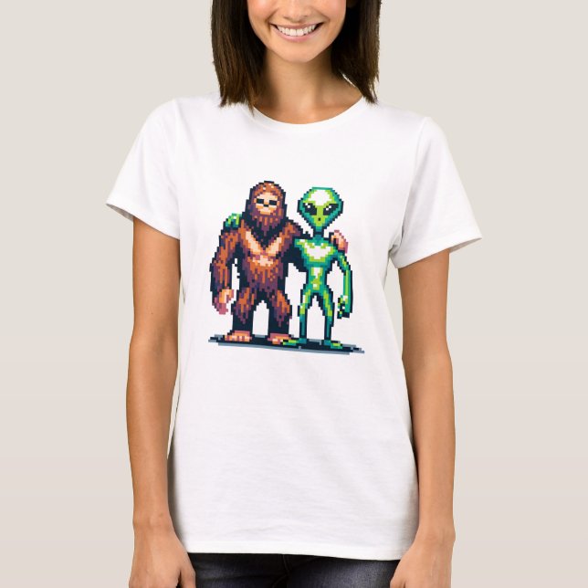 Extraterrestrial Alien Is och Bigfoot Pixel Art T Shirt (Framsida)
