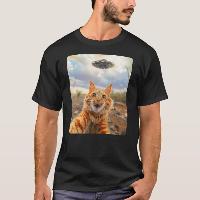 Extraterrestrial Encounter Cat Selfie with UFO (3) T Shirt (Framsida)