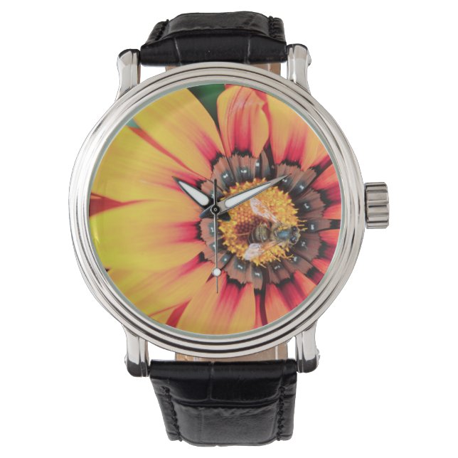 Extrem närbild av en bin som samlar pollen armbandsur (Framsida)