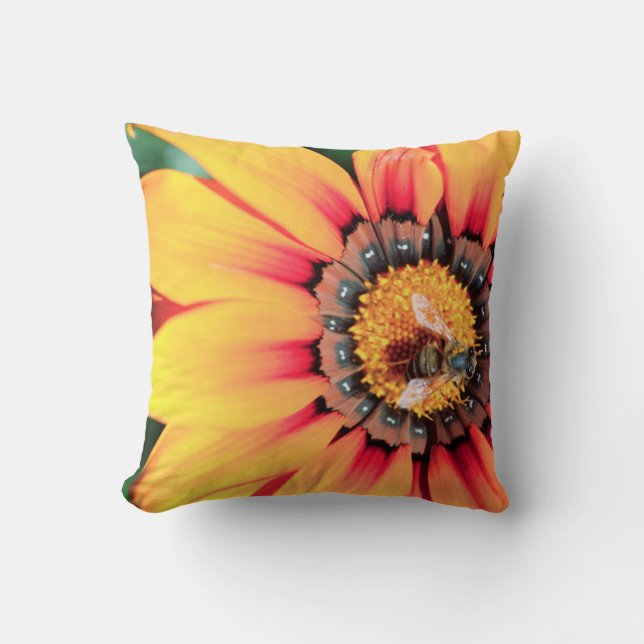 Extrem närhet av ett bin som samlar in pollen kudde (Framsida)