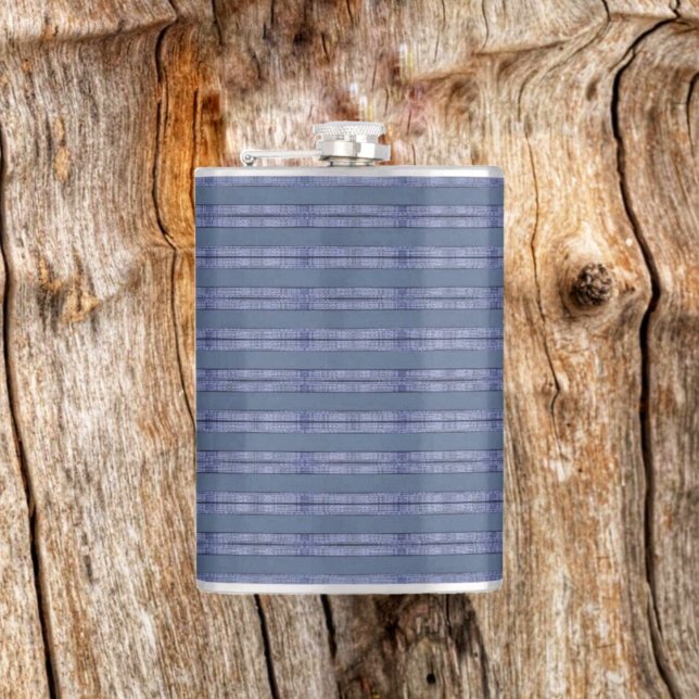 Extremt blå fickplunta (This Executive Striped Blue Flask, fits right into this woody setting!)