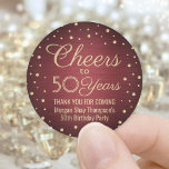 EY Birthday Cheers Brushed Burgundy Guld Confetti Runt Klistermärke<br><div class="desc">Tillsätt en personlig som avslutar beröring till födelsedagsfest tackkort eller gynnar med dessa burgundyklister och runda klistermärken för guld / kuvertförseglingar. Den här mallen har skapats för en 50-årsdag, men är enkel att anpassa till ett annat år eller en annan händelse, t.ex. en årsdag. Folien har en design som ser...</div>