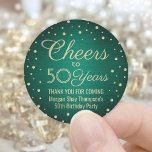 EY Birthday Cheers Brushed Grönt & Guld Confetti Runt Klistermärke<br><div class="desc">Tillsätt en personlig som avslutar beröring till födelsedagsfest tackkort eller gynnar med dessa grönt- och guld-runda klistermärken/kuvertförseglingar. Den här mallen har skapats för en 50-årsdag, men är enkel att anpassa till ett annat år eller en annan händelse, t.ex. en årsdag. Folien med designfunktioner ser ut som konfetti-punkter på en grönt...</div>
