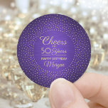 EY Birthday Cheers Brushed Lila & Guld Glitter Runt Klistermärke<br><div class="desc">Lägg till en personlig som avslutar beröring till födelsedagsfest inbjudan och gynnar med dessa rundklistermärken för snyggt och guld. Den här mallen har skapats för en 50-årsdag, men är enkel att anpassa till ett annat år eller en annan händelse, t.ex. pension. Utformningen av glitterfolie ser ut som konetti-punkter och skriptkalligrafi...</div>