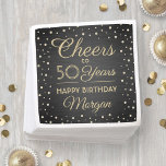 EY Birthday Cheers Elegant Black och Guld Glitter Pappersservett<br><div class="desc">Lägg till en personlig för elegant till dekorationer för födelsedagsfest med anpassningsbar svart och pappra blöjor för guld. Design har det moderna anpassadet "Cheers to 50 Years" för manuskalligrafi och konetti från guld faux glitter på en svart, borstad metallisk bakgrund. Observera att guld är tryckt på färg, inte metallfolie. Den...</div>