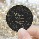 EY Birthday Cheers Elegant Black och Guld Glitter Runt Klistermärke<br><div class="desc">Lägg till en personlig som avslutar beröring till födelsedagsfest inbjudan och gynnar med dessa snyggt svarta och guld runda klistermärken/kuvertförseglingar. Den här mallen har skapats för en 50-årsdag, men är enkel att anpassa till ett annat år eller en annan händelse, t.ex. pension. Utformningen har glitterfolie som ser ut som konfetti-punkter...</div>