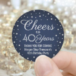EY Birthday Cheers Navy Blue and Silver Confetti Runt Klistermärke<br><div class="desc">Tillsätt en personlig som avslutar beröring till födelsedagsfest tackkort eller favörer med anpassningsbar marin blå, vit och faux fotblästermärken för silver/kuvertförseglingar. All text är enkel att anpassa eller ta bort. Den här mallen har skapats för en 40-årsdag, men kan enkelt ändras till ett annat år eller en annan händelse, till...</div>