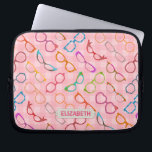 Eyeglasses Retro Modern Hipster Rosa Gingham Namn Laptop Fodral<br><div class="desc">Laptop sleeve, som är en färglös novelty i ögonfransarna, har en originalform av mönster som består av glasögon i en mängd nyanser och stilar, allt på bakgrunden av rosa gingham. Coolan, ramarna för giglila glas varierar mellan 50 och 60:e katt öga / horn rimmad och brunstformer till runda, fyrkantiga och...</div>