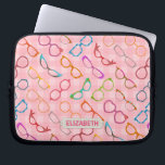 Eyeglasses Retro Modern Hipster Rosa Gingham Namn Laptop Fodral<br><div class="desc">Laptop sleeve, som är en färglös novelty i ögonfransarna, har en originalform av mönster som består av glasögon i en mängd nyanser och stilar, allt på bakgrunden av rosa gingham. Coolan, ramarna för giglila glas varierar mellan 50 och 60:e katt öga / horn rimmad och brunstformer till runda, fyrkantiga och...</div>