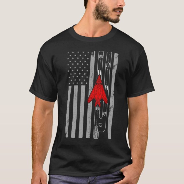 F117 Stealth Nighthawk American Flagga Runway F117 T Shirt (Framsida)