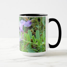 F2 Biet på lila vilda blommor Mugg