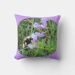 F32w Biet på lila vilda blommor Kudde