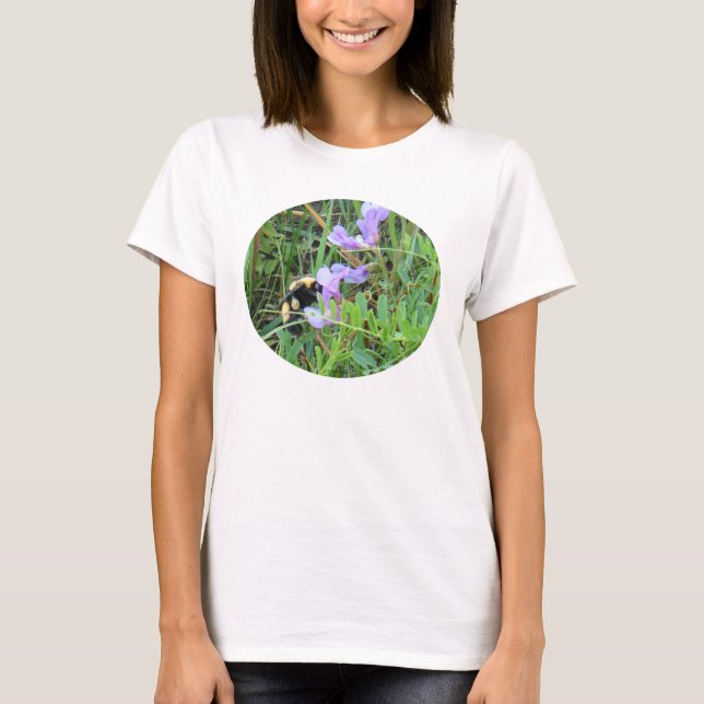 F32w Biet på lila vilda blommor Tee Shirt (Framsida)