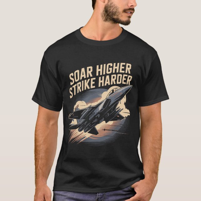 F-15 Eagle Jet: Soar Higher Strike Harder Gift T Shirt (Framsida)