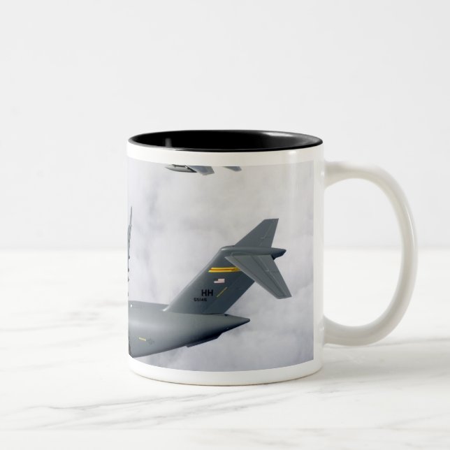 F-15B Eagles eskorterar den första Hawaii-baserade Två-Tonad Mugg (Höger)