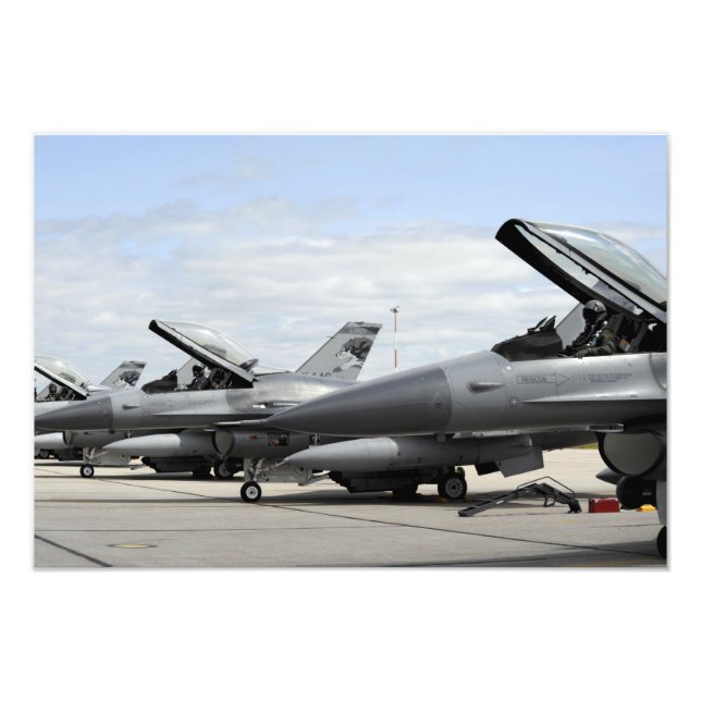 F-16 Kampen mot Falcons väntar på att starta Fototryck (Framsidan)