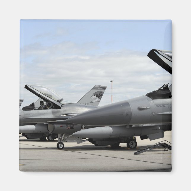 F-16 Kampen mot Falcons väntar på att starta Magnet (Framsidan)