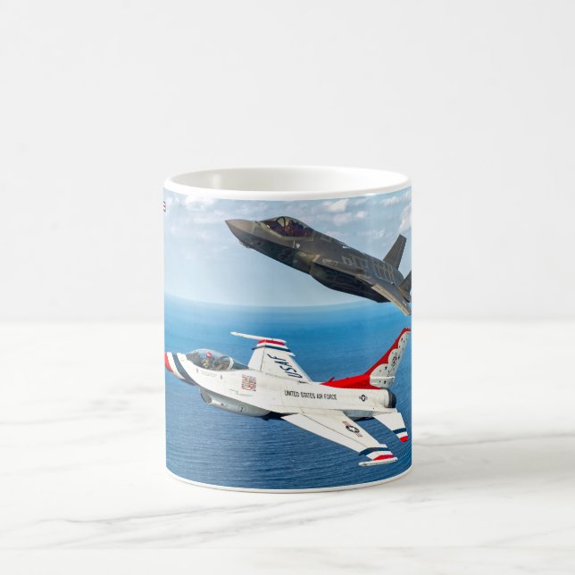 F-16C FIGHTING FALCON och F-35A LIGHXT II Kaffemugg (Center)