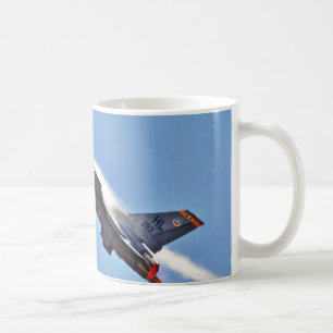 F 16s sprutar ut kämpeflygplan kaffemugg