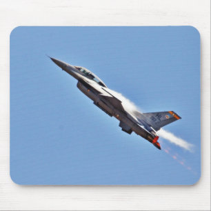 F 16s sprutar ut kämpeflygplan musmatta