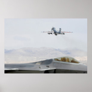 F-22 person som stryker omkring för rovfågel EA-6B Poster