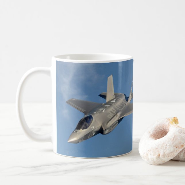 F-35 Blixt II Panther Jet Fighter i Himlar Kaffemugg (Med munk)