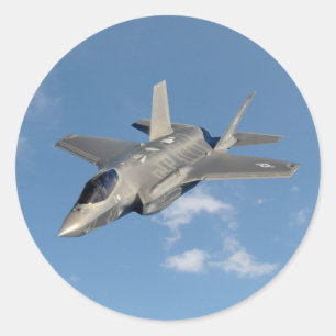 F-35 Blixt II Panther Jet Fighter i Himlar Runt Klistermärke