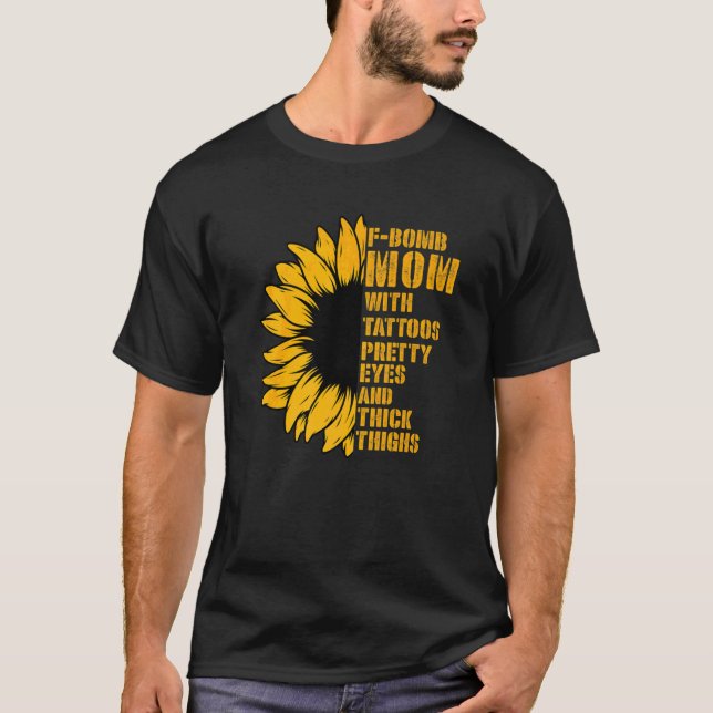 F Bomb Mamma med Tattoos Söt Öga och tjock grej T Shirt (Framsida)