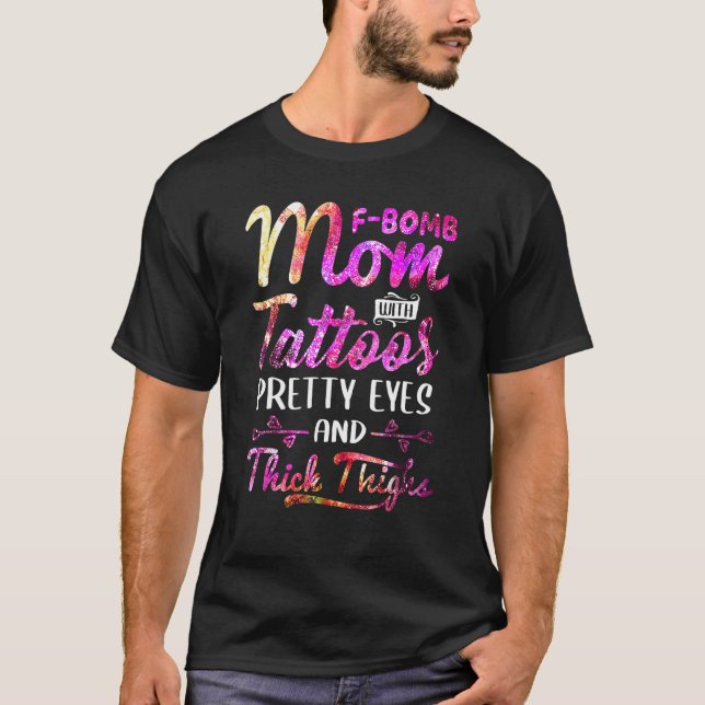 F Bomb Mom With Tattoos Pretty Eyes And Thick Thig T Shirt (Framsida)