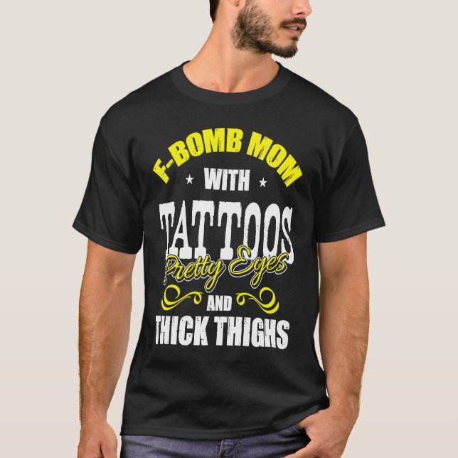 F Bomb Mom With Tattoos Pretty Eyes Thick Thighs T Shirt (Framsida)