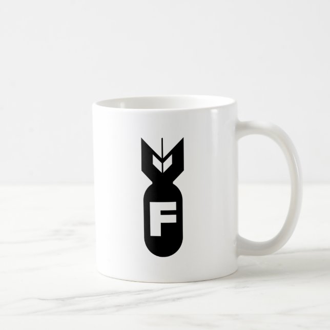 F bombarderar muggen kaffemugg (Höger)