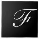 F Monogram inledande vit på svart Kakelplatta<br><div class="desc">Classic White Brev Monogram på Black Background,  F.</div>
