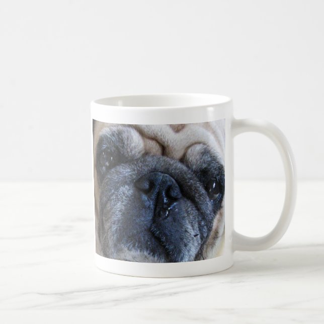 Få god tillgång snart till Synon Pug Hund Kaffemugg (Höger)