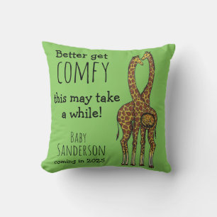 Få information om Comfy Pregnant giraffe baby Kudde