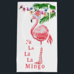 Fa La La Mingo Rosa Flamingo Beach-jul<br><div class="desc">Denna Fa La La Mingo-Helgdag julgåva Bag har en vattenfärgsflamingo som är klädd i en rosa och vit julhatt och knästrumpor som står med färglöst helgdag med handflatan fronder.</div>
