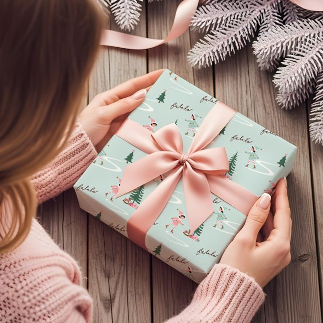 Fa La La Söt Rosa Tomte Isdansar Tjejig  Presentpapper (Fa La La Cute Pink Elf Ice Skating Girly Wrapping Paper)
