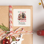 FA LA LABRADOR HUND CHRISTMAS HÅRIG FYRKANTIGT KLISTERMÄRKE<br><div class="desc">I julfest med VINTAGE PET STICKER-MÄRKRE med en reflexbild av en brun Labrador och en gyllene retriever i Santa Hat på en vintage röd lastbil med citatet "FA LA LA LABRADOR". Lägg till en personlig beröring med ett anpassningsbar på baksidan med hjälp av mallen. ANVÄNDA FÖR DJURLEVER, HUND ELLER KATEGÄGARE,...</div>