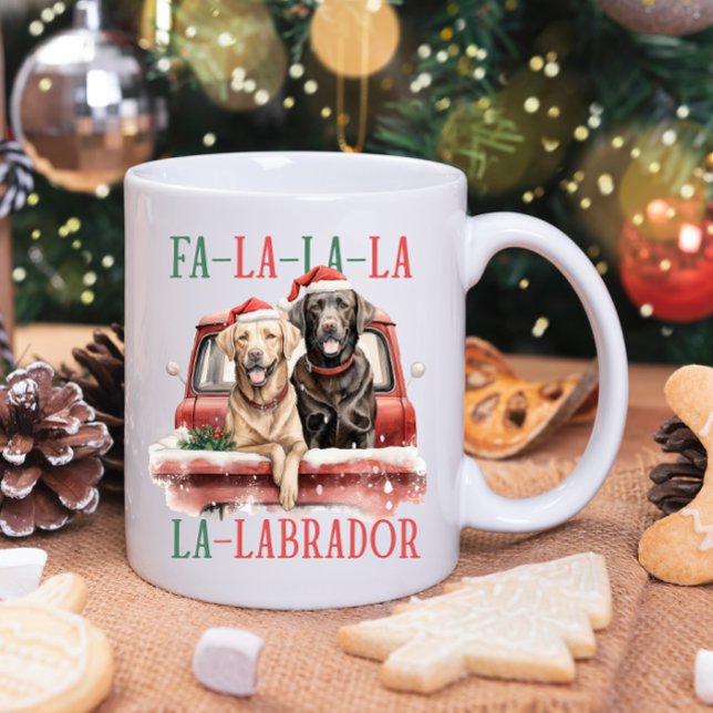 FA LA LABRADOR HUND RED LASTBIL HÅRIG CHRISTMAS KAFFEMUGG (FA LA LA LA LABRADOR GOLDEN RETRIEVER IN SANTA HAT ON A VINTAGE WATERCOLOR RED TRUCK. )