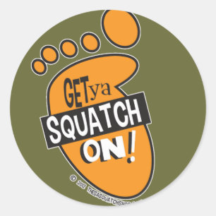 Få på yaen Squatch! Klistermärkear Runt Klistermärke