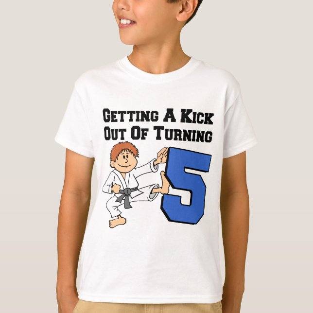 Få ut en knapp från 5 karattema tee shirt (Framsida)