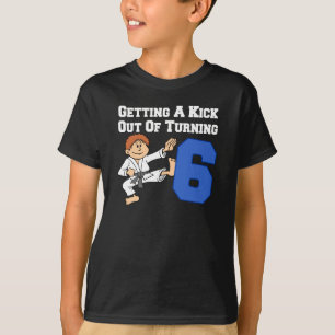 Få ut en knapp från 6 karattema t shirt