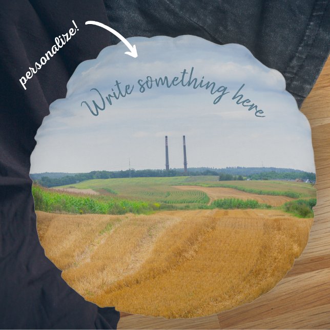 Fabriksskorsten med gult fält rund kudde (Skapare uppladdad)