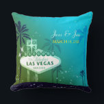 Fabulous Las Vegas Bröllop par Keepsaké Kudde<br><div class="desc">Berömd Las Vegas gatuskylt, härligt handflatan träd och stjärnteal och grönt himlar illustrerade på anpassningsbar Cushions. Enkel att anpassa exempeltexten med din egen formulering för att skapa en snyggt och vismisk bröllop, förlovning, möhippa, bachelorette-fest eller jubileumsgåva! (Du hittar de bröllop-essentialer och -favörer som passar i den här butiken, Möhippa himlen....</div>